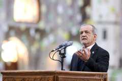 イラン大統領、米国との核協議開始を指示 軍事的緊張の中