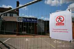 反移民デモ、不法入国した難民認定申請者の性犯罪きっかけに暴徒化 英