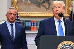 トランプ氏、アセトアミノフェンと自閉症を関連付け 専門家は反論