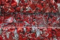 現代アート？ リサイクルされるアルミ缶