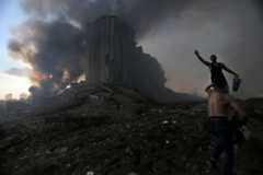 まるでこの世の終わり…レバノン首都、二重爆発の現場から