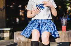 青のチェックスカートの中学校の制服を着ている魔性の女の画像