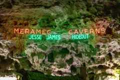 Passeio pelas Cavernas Meramec perto de Stanton, Missouri