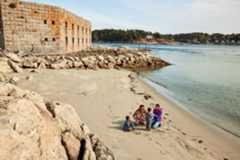 Familia jugando en el Sitio Histórico Estatal de Fort Popham en Phippsburg, Maine