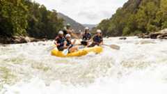 西バージニア州州のNew River Gorge 国立公園・保護区でのラフティング。