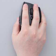 男性の手ならすっぽり収まるサイズ