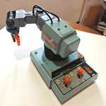 1982年発売のトミーの「アームトロン」とHuggingFaceの「SO-101」