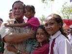 Prabowo-Subianto-gendong-anak.jpg