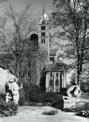 Skulpturengruppe "Salische Kaiser" im Domgarten (Teilansicht)