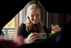 Bilde av jente som leser nyheter på mobilen