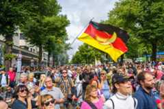 Das Foto zeigt eine Bananenrepublik-Flagge bei einer Corona-Demo.