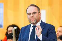 Hessens Wissenschaftsminister Timon Gremmels, der sich selbst als Teil der „queeren Community“ begreift.