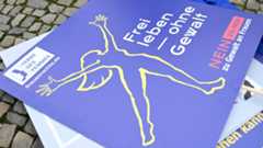 Ein Schild mit der Aufschrift "Frei leben ohne Gewalt" liegt während einer Kundgebung von Terre des Femmes gegen Partnerschaftsgewalt anlässlich des Internationalen Tags für die Beseitigung von Gewalt gegen Frauen vor dem Brandenburger Tor auf dem Boden. Die Diakonie zeigt sich aktuell besorgt über zunehmenden Antifeminismus.