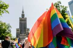 LGBTQ-Demonstranten schwenken Regenbogenfahnen in Warschau – Symbolbild dafür, daß Polen eine Homo-Ehe aus Deutschland anerkennen muß