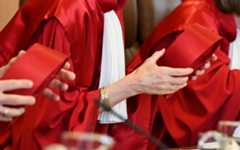 Das Bundesverfassungsgericht verwirft die Organklage eines AfD-Abgeordneten. Er wollte wissen, ob das Auswärtige Amt ein Visum in einen gefälschten Paß eintragen ließ. Die Richter sahen keine ausreichende Begründung. Der Zweite Senat des Bundesverfassungsgerichts. Urteilsverkündung durch den Zweiten Senat: Die AfD begründete ihre Klage nicht ausreichend. Foto: picture alliance/dpa | Uli Deck Es geht um das Fragerecht.