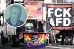 Das Bild zeigt gemalte Anti-AfD-Parolen bei einer Kundgebung