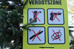 Das Bild zeigt ein Schild, das auf eine Waffenverbozszone hinweist.