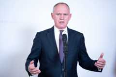 ABD0137_20251020 - WIEN - ÖSTERREICH: Innenminister Gerhard Karner (ÖVP) am Montag, 20. Oktober 2025, im Rahmen eines Doorsteps nach einem Arbeitsgespräch mit dem schwedischen Migrationsminister in Wien. Er will konsequentere Abschiebungen nach Syrien und Afghanistan. - FOTO: APA/GEORG HOCHMUTH - 20251020_PD6021