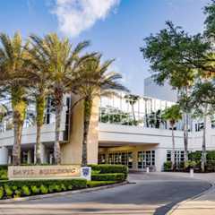 Mayo Clinic Jacksonville campus featuring palm-lined walkways and modern clinical facilities.