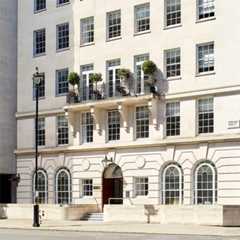 Historic stone building housing Mayo Clinic Healthcare in central London.