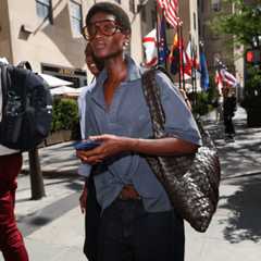 The Slouchy Bag Is Back&-Top Stylists Weigh in on the Best Ones to Shop