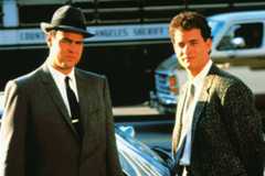 Ein erfolgreiches aber chaotisches Gespann mit unorthodoxen Arbeitsmethoden: Dan Aykroyd als Polizei-Sergeant Joe Friday (l.) und sein Partner Tom Hanks als Pep Streebek. – Bild: RTL NITRO