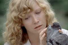 Lacombe Lucien – Bild: CiC /​ France (Aurore Clément) flieht mit Lucien und ihrer Großmutter vor der Gestapo. Eine gefangene Taube muss als Mahlzeit reichen.