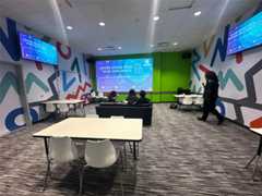 会議室のように大きなカラオケルーム