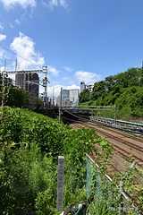 東海道新幹線と山手線 - 沢庵石と鉄道の父と国学四大人