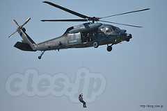 続いて UH-60 に隊員も収容 - 梅組最後の百里基地航空祭 2015（捜索救難展示編）