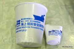 発泡スチロールのコップに水深 1000m の圧力を掛けると・・・ - 海上技術安全研究所の一般公開 2017 にいってきた