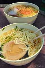 ラーメンと天ぷらそば - 相模原の中古タイヤ市場にある懐かし自販機群