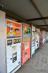 立ち並ぶ懐かし自販機 - 相模原の中古タイヤ市場にある懐かし自販機群