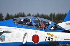 手を振る1番機パイロット - 入間のブルーインパルスは中断されやすい？（入間基地航空祭 2018）