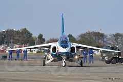 タキシングするブルーインパルス - 入間のブルーインパルスは中断されやすい？（入間基地航空祭 2018）