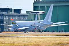 T-4（76-5755） とすれ違う E-767（ 64-3501） - エアフェスタ浜松 2018 事前訓練公開にいってきた