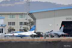 滑走路に向かう１番機（06-5787）、T-4（76-5752） - 聖火到着式とブルーインパルスのカラースモーク