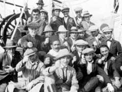 "חבר'ה טראסק": חבורת הליצנים המהפכניים של תל אביב הקטנה