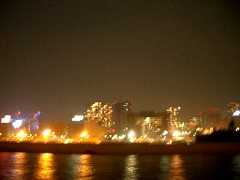 納涼船から港湾を眺めて経済の動きを感じる