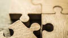 Unvollständige Puzzles auf einem Holztisch, Nahaufnahme. Puzzles auf Holztisch, Nahaufnahme.