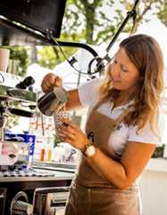 Barista maakt koffie bij een mobiele koffiekar in de Loonse en Drunense Duinen, een natuurgebied in Brabant.