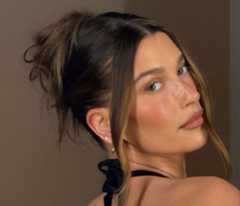 THIS FESTIVE SEASON, TRY YOUR HANDS ON THE MISTLETOE MAKEUP TREND.