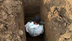 Odam qabrni kovlamoqda