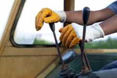 移動式クレーン車の運転士に必要な資格とは？試験や給料などに情報も