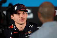 Max Verstappen lacht nu McLaren niet kiest tussen Norris en Piastri: "Het is perfect!"