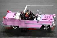 F1 | Max fa l'attore: "recita" con Terry Crews sulla Cadillac del 1950 tutta di LEGO