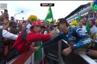 Macacão dourado, abraço de Marc Márquez e Alex Barros: a comemoração do título de Diogo Moreira na Moto2