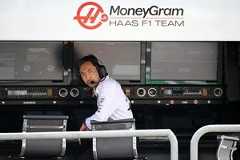 Komatsu kraakt 'kunstmatige' verplichte tweestopper in F1 GP Qatar