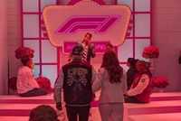 La típica boda en Las Vegas... ¡oficiada por Valtteri Bottas!