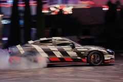 La Mercedes-AMG GT Coupé 4 porte si vede in anteprima con Brad Pitt